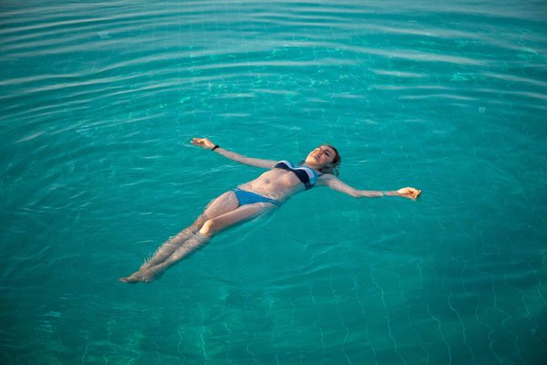 Quelles sont les stratégies pour créer une expérience de jeu immersive dans des titres VR comme « Boneworks »?